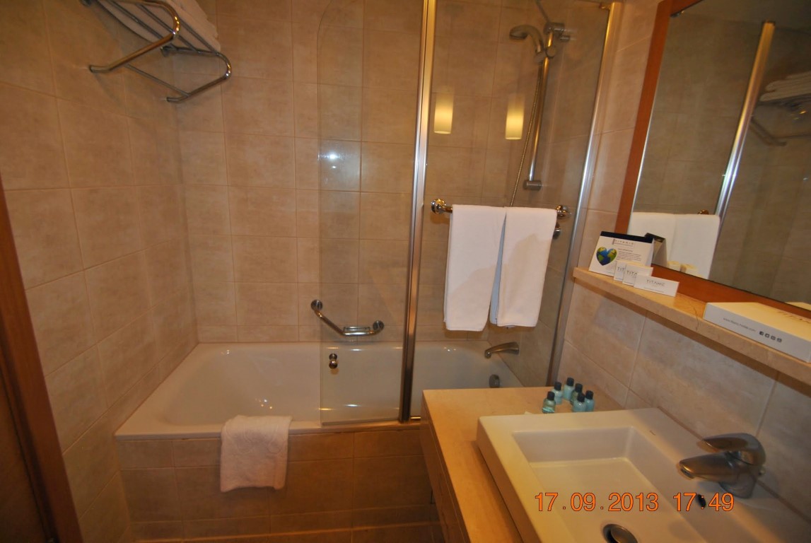 imagini hotel TITANIC LARA